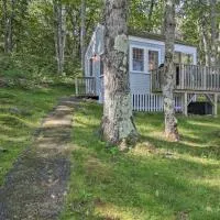 Lush Edgecomb Studio Cottage with Fire Table!, hotell sihtkohas Edgecomb