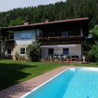 Premium-Gartenwohnung, 4 Schlafzimmer & Pool in Wörthersee Nähe, hotel em Dellach