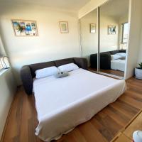 Bright room in the heart of the Northern Beaches, hotel in Deewhy