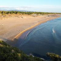 Villa Dunes 350m from the sandy beach, отель рядом с аэропортом Araxos Airport - GPA в Калогрии