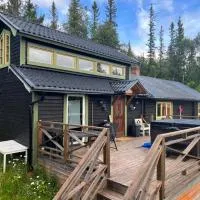 Mysig fjällstuga med direktanslutning till fjället, hotell i Oviken