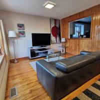 Cozy bungalow near Montreal and shops, hotel near Montréal/St-Hubert Airport - YHU, Longueuil