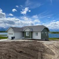 Thistle Ridge (Lower) New Waterton Lakes Area Waterfront Home, hôtel à Mountain View