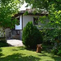 The Old House Guest House, hotell i Obedinenie
