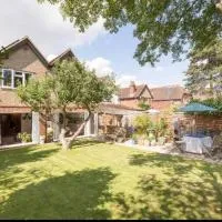 6 bedrooms beautiful home 3 bathrooms, quiet location with garden near Legoland Windsor Heathrow โรงแรมในเมเดนเฮด
