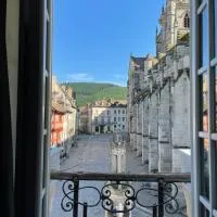 Studio 2 pers ou Appartement 4-7 pers Quartier Cathédrale, hotel en Autun