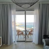 COSea Living: Seaside Two Bedroom Flat in Harbour 106، فندق في بافوس