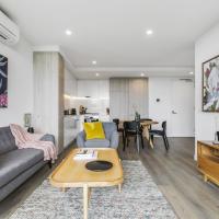 Boutique north-facing apartment with serious views, hotel in Box Hill