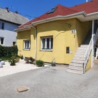 Hi-Bp Garden city Batsanyi Apartment 3 Rooms, Apartment upstairs near the city train with FREE PARKING