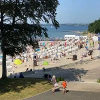 Strandblick mit Strandkorb & Fahrrädern, hotel u gradu 'Glücksburg'