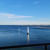 Waterfront apartment, sea view and access to beach, hotel in Melbourne