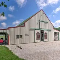 Renovated Bunkhouse on 12-Acre Horse Farm!, hotel en Perrysville