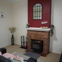 Harris House-2 bedroom unit with INDOOR FIREPLACE Holiday home Stanthorpe, hotel in Stanthorpe