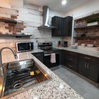 New Modern Stylish Home near the airport, hotel in Medford