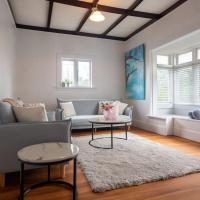 Quiet Herne Bay home with 2 bedrooms、オークランド、Ponsonbyのホテル