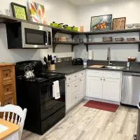 Cute 1 bedroom Ohana 10 miles from Eugene, hotel v destinaci Creswell