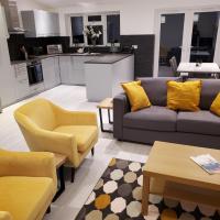 4 Bedroom modern and newly renovated house in Loughton, hotel in Theydon Bois