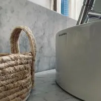 RL - Boutique Suites & Apartments، فندق في Bienno