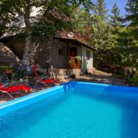 Nice home in Cavle with 2 Bedrooms, WiFi and Outdoor swimming pool, hotel v destinaci Platak