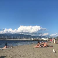 heart of Kitsilano area,5 mins walk to kits beach, hotel in: Kitsilano, Vancouver