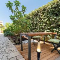 Charming Seafront Apartment with outdoor patio