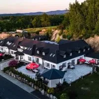 Dwór Skalny Apartamenty, Pokoje i Restauracja Karczma Skalna, hótel í Miłków
