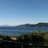Larus Waterfront Cottage, hotel a White Beach