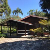 Lindo chalé de campo com piscina, lareira e espaço gourmet com churrasqueira