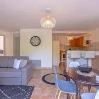 Superbe appartement avec terrasse et vue dégagée โรงแรมในMonteils