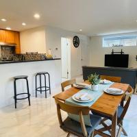 Adorable 2-Bedroom Basement in Vancouver โรงแรมที่Fraserviewในแวนคูเวอร์