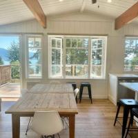The White Eagle - Gorgeous 2-bdrm cottage with ocean & mountain views, hotel in Bowen Island