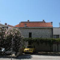 Apartments by the sea Brela, Makarska - 6686, hotelli kohteessa Brela