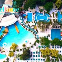 Villa Excellance Beach and Wave Pool Resort، فندق في Postema