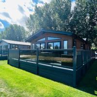 Laburnum Lodge with Hot Tub