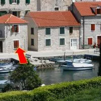 Seaside holiday house Maslinica, Solta - 13965، فندق في Grohote