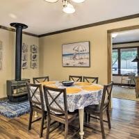 Coos Bay Cottage with Fireplace and BBQ Patio!, North Bend Municipal-flugvöllur - OTH, Coos Bay, hótel í nágrenninu