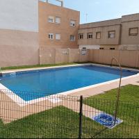 Duplex c&eacute;ntrico con piscina a 100m de la playa. โรงแรมในทาริฟา