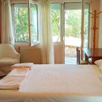 Spacious guesthouse with garden and seaview, hôtel à Chios