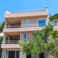 Apartments with parking space Brela, Makarska - 16596, hotel in Brela
