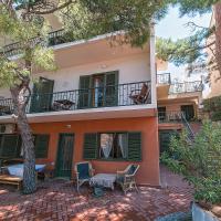 Apartments by the sea Brela, Makarska - 16950, מלון בברלה