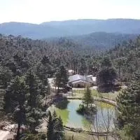 Chalet lujo en finca Zafiro lagunazo Riopar 5 o 3 dormitorios y 3 Baños Parque Natural del Rio Mundo, מלון בריופאר