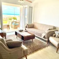 Stunning Beachfront Villa on North Coast Mediterranean, hotel din Dawwār Abū Maḩrūs