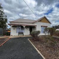 The Crooked Cottage, hotel in zona Warracknabeal Airport - WKB, Murtoa