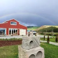 Delightful 1-bed barn with stunning mountain views..., хотел в Cave