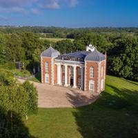 Eastwood Observatory: 12 bedrooms, swimming pool and tennis court, hotel in Hailsham