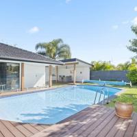 Ultra Modern & Relaxing Inner City 4bed House - with a Private Pool - 10mins walk to Beach, hotel in Mermaid Waters, Gold Coast