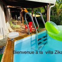Magnifique Lodge en bois avec piscine et jardin de 800 m2, hotel in Le Lamentin