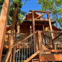 Cricket Hill Treehouse by Amish Country Lodging, hotel en Millersburg