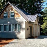 NEW Modern Cabin! 5mi to Mt Rainier National Park! Hot Tub & Wifi, hotel din Ashford