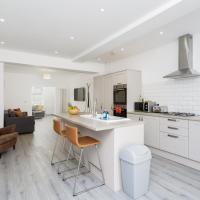 Oliverball Serviced Apartments - Harold House - Modern open plan 4 bedroom, 3 bathroom house in Portsmouth